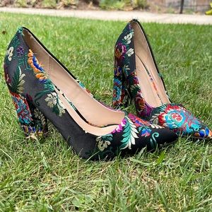 Not Just A Pump sz7 flowers kind of Asian a little
